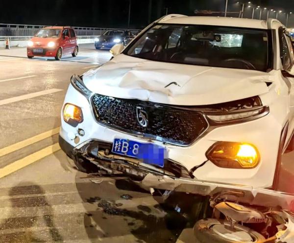 血的教训!他们骑电动车横过马路被撞... 血的教训!他们骑电动车横过马路被撞...