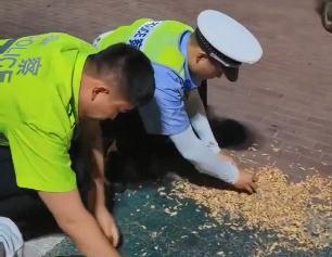 漯河：“天降”床垫致货车抛锚 交警等部门紧急救援