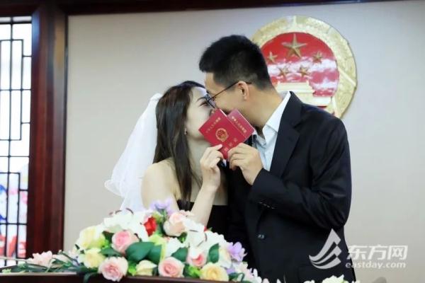 5·20上海婚姻登记甜蜜爆棚!外地有人凌晨3点就去排队,微信这个动作也上了热搜 5·20上海婚姻登记甜蜜爆棚!外地有人凌晨3点就去排队,微信这个动作也上了热搜