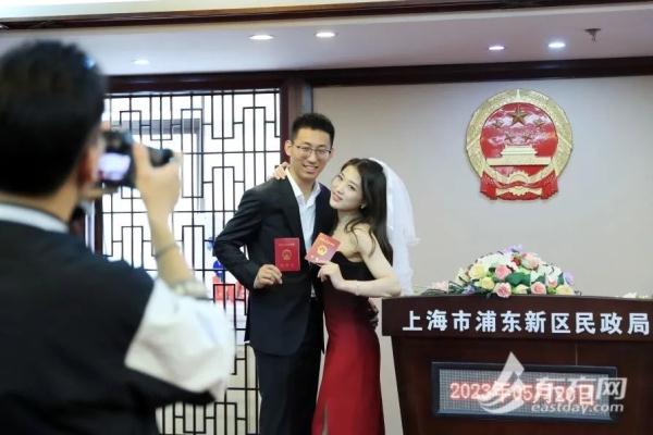 5·20上海婚姻登记甜蜜爆棚!外地有人凌晨3点就去排队,微信这个动作也上了热搜 5·20上海婚姻登记甜蜜爆棚!外地有人凌晨3点就去排队,微信这个动作也上了热搜