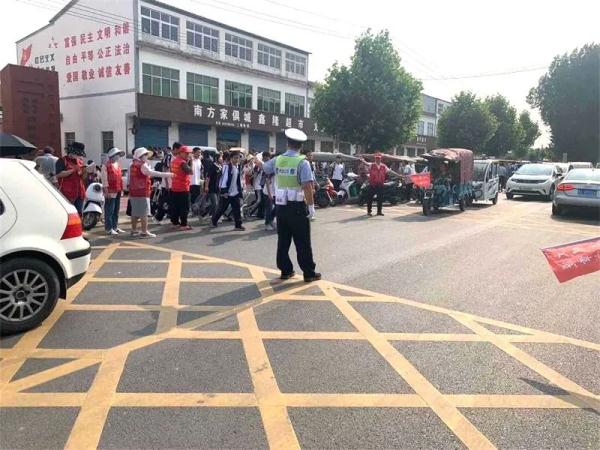 漯河：“天降”床垫致货车抛锚 交警等部门紧急救援