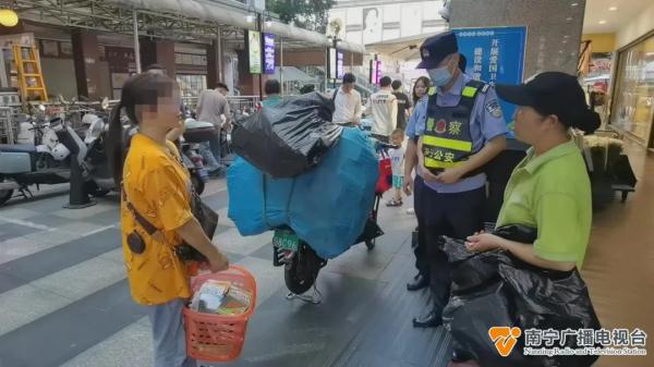 上万元彩票遗落街头,她捡到后...... 上万元彩票遗落街头,她捡到后......