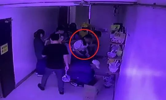 外卖屡屡“失踪”？原来有人趁乱“零元购”！