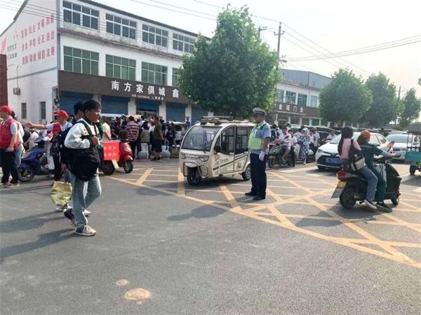 漯河：“天降”床垫致货车抛锚 交警等部门紧急救援