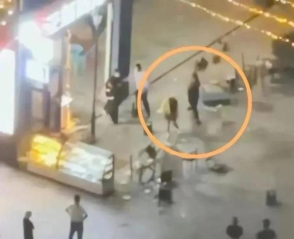 “郑州鸡排店一男子用砖头砸死女子”？警方：系利用ChatGPT生成的谣言
