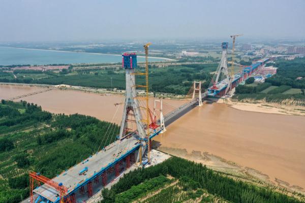济南黄河公路大桥扩建工程南岸主塔顺利封顶 济南黄河公路大桥扩建工程南岸主塔顺利封顶