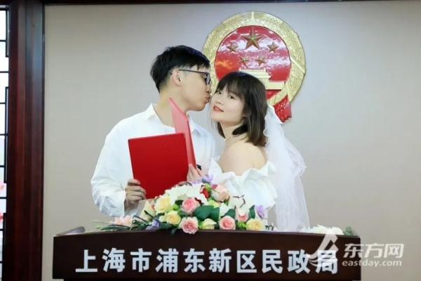 5·20上海婚姻登记甜蜜爆棚!外地有人凌晨3点就去排队,微信这个动作也上了热搜 5·20上海婚姻登记甜蜜爆棚!外地有人凌晨3点就去排队,微信这个动作也上了热搜