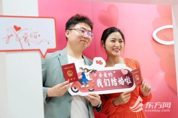 5·20上海婚姻登记甜蜜爆棚!外地有人凌晨3点就去排队,微信这个动作也上了热搜 5·20上海婚姻登记甜蜜爆棚!外地有人凌晨3点就去排队,微信这个动作也上了热搜