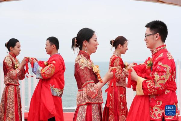 跨越海峡 闽台集体婚礼上21对新人结姻缘