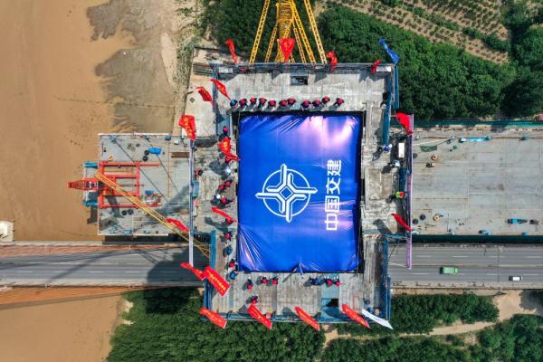 济南黄河公路大桥扩建工程南岸主塔顺利封顶 济南黄河公路大桥扩建工程南岸主塔顺利封顶