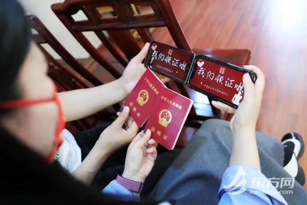 5·20上海婚姻登记甜蜜爆棚!外地有人凌晨3点就去排队,微信这个动作也上了热搜 5·20上海婚姻登记甜蜜爆棚!外地有人凌晨3点就去排队,微信这个动作也上了热搜