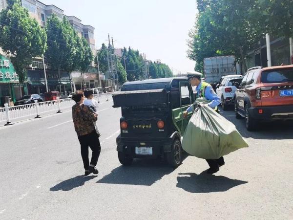 漯河：“天降”床垫致货车抛锚 交警等部门紧急救援