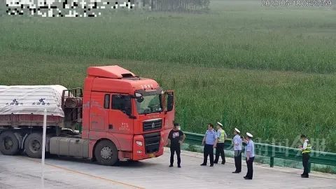 柳州这处收费站入口,两辆“百吨王”欲冲卡!调查后还另有发现…… 柳州这处收费站入口,两辆“百吨王”欲冲卡!调查后还另有发现……