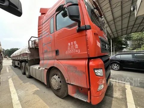 柳州这处收费站入口,两辆“百吨王”欲冲卡!调查后还另有发现…… 柳州这处收费站入口,两辆“百吨王”欲冲卡!调查后还另有发现……