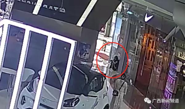 广西一商场内突发！他，徒手夺刀