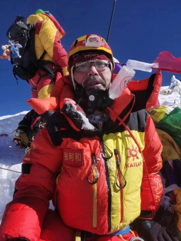 一位中学老师，登顶珠峰！