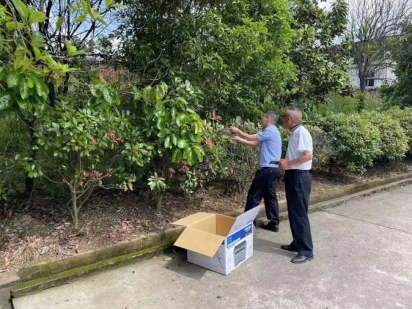 “猫头鹰妈妈,你崽在警察那” “猫头鹰妈妈,你崽在警察那”