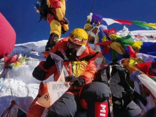 一位中学老师，登顶珠峰！