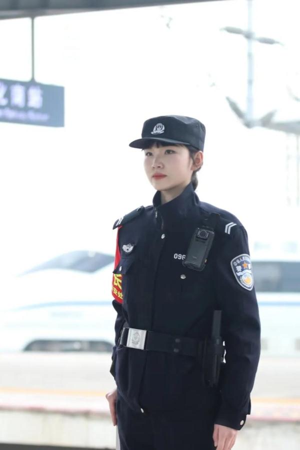 “你俩真的不是亲姐妹吗?” “你俩真的不是亲姐妹吗?”