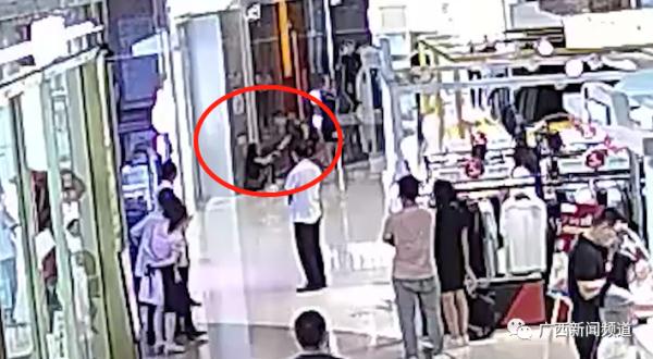 广西一商场内突发！他，徒手夺刀