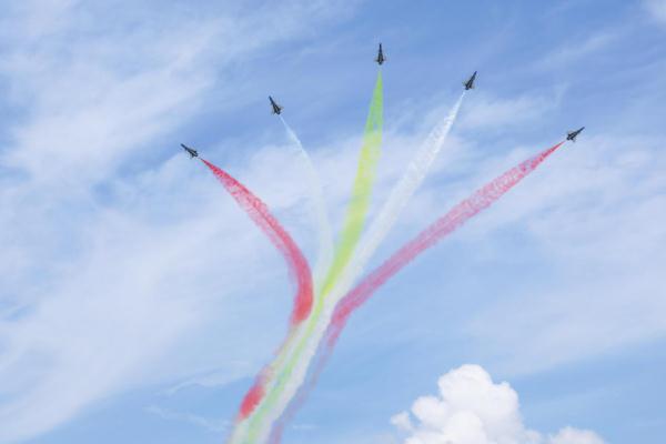 空军八一飞行表演队在马来西亚兰卡威机场进行适应性训练