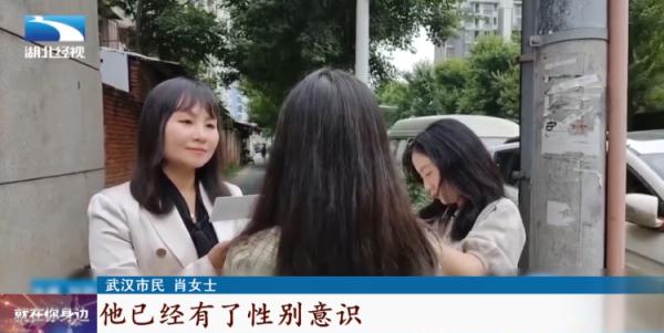 男童被姆妈带进女更衣室，女主顾怒了