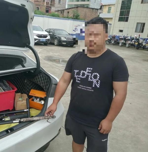 车内搜出刀和枪！两男子被拘