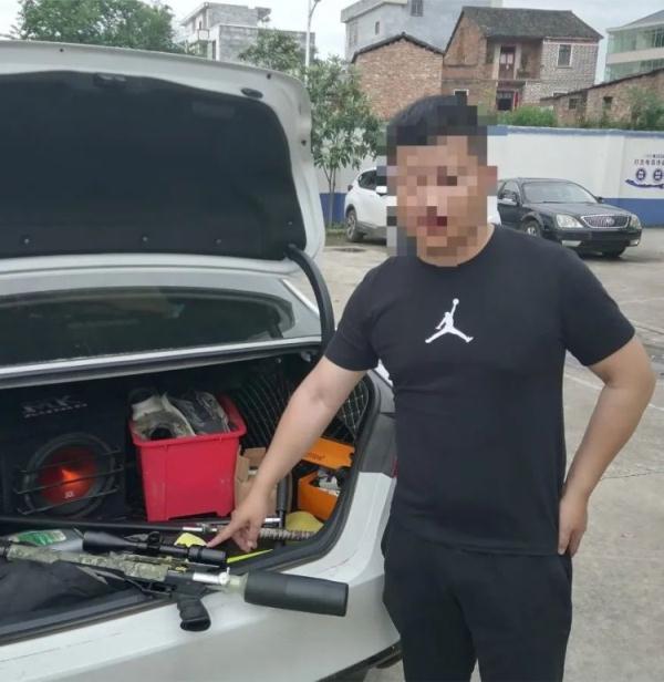 车内搜出刀和枪！两男子被拘