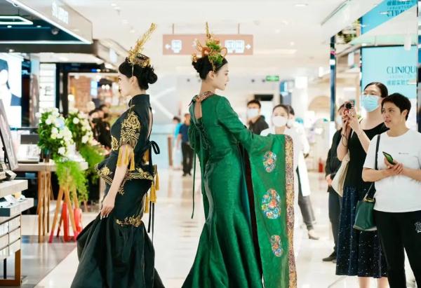 “知道为什么每次我都先吃鱼头吗？”答案齁甜……