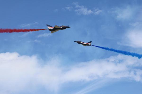 空军八一飞行表演队在马来西亚兰卡威机场进行适应性训练