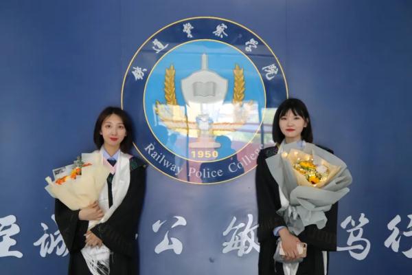 “你俩真的不是亲姐妹吗?” “你俩真的不是亲姐妹吗?”