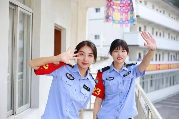 “你俩真的不是亲姐妹吗?” “你俩真的不是亲姐妹吗?”