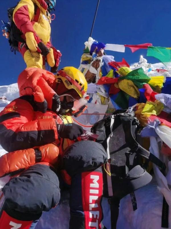 一位中学老师，登顶珠峰！