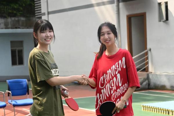 “你俩真的不是亲姐妹吗?” “你俩真的不是亲姐妹吗?”