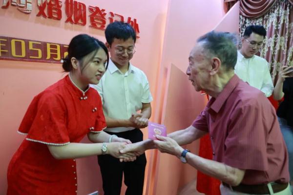 “知道为什么每次我都先吃鱼头吗？”答案齁甜……