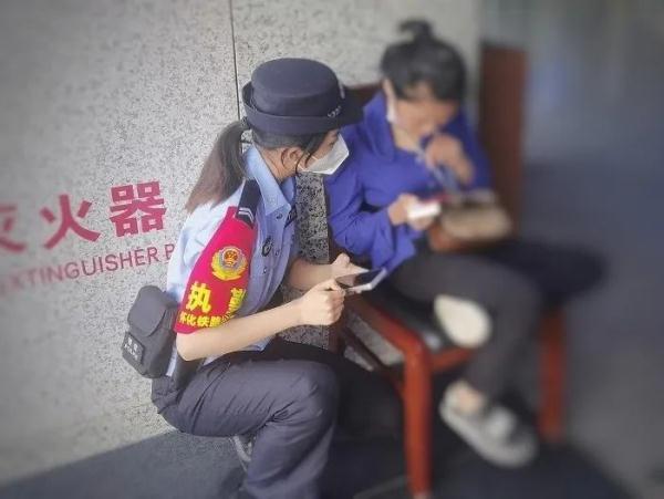 “你俩真的不是亲姐妹吗?” “你俩真的不是亲姐妹吗?”