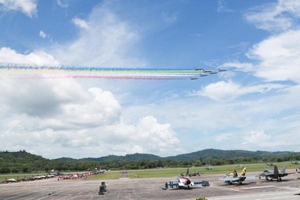 空军八一飞行表演队在马来西亚兰卡威机场进行适应性训练