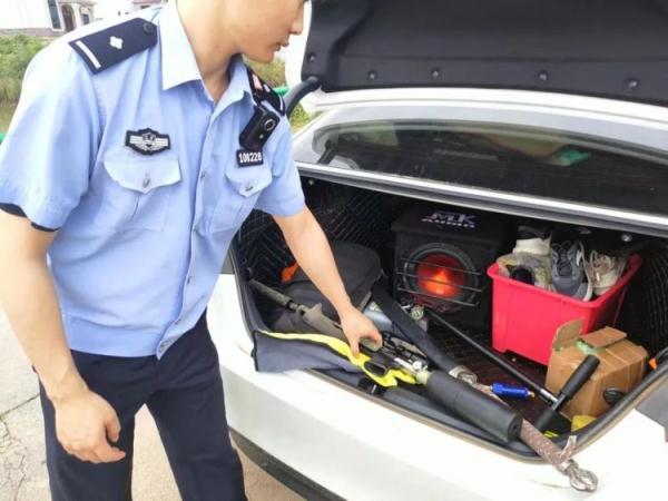 车内搜出刀和枪！两男子被拘