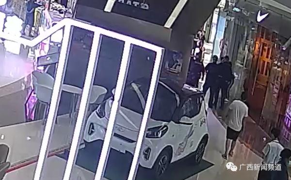 广西一商场内突发！他，徒手夺刀