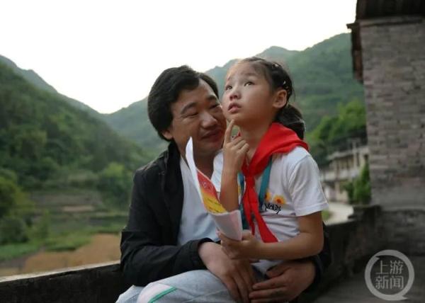 她和家人用爱“唤醒”瘫痪父亲