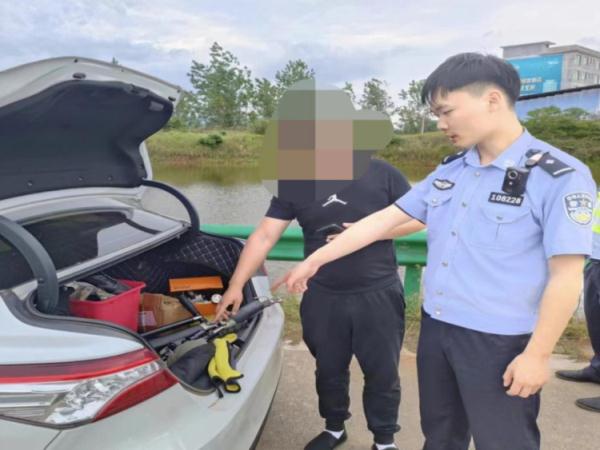 车内搜出刀和枪！两男子被拘