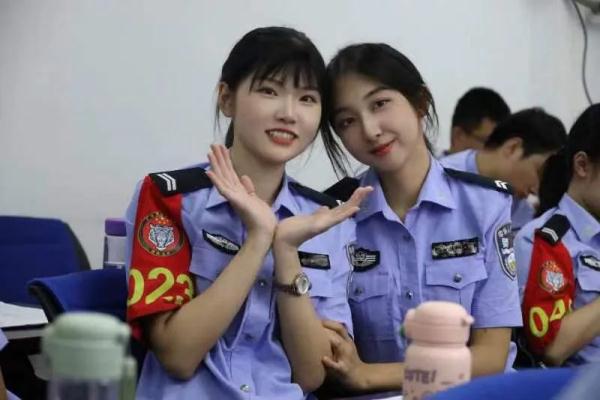 “你俩真的不是亲姐妹吗?” “你俩真的不是亲姐妹吗?”