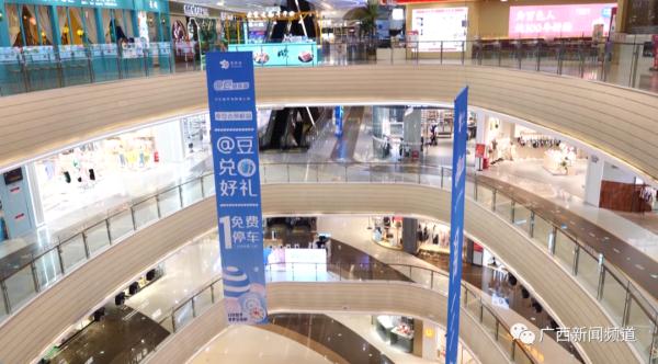 广西一商场内突发！他，徒手夺刀