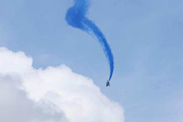 空军八一飞行表演队在马来西亚兰卡威机场进行适应性训练