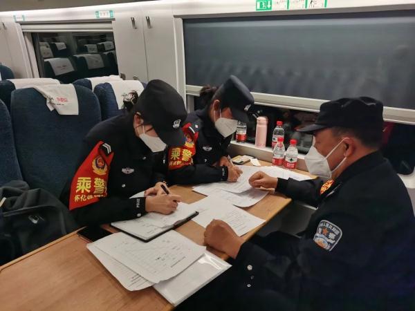 “你俩真的不是亲姐妹吗?” “你俩真的不是亲姐妹吗?”