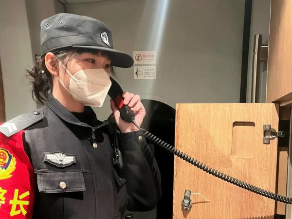 “你俩真的不是亲姐妹吗?” “你俩真的不是亲姐妹吗?”