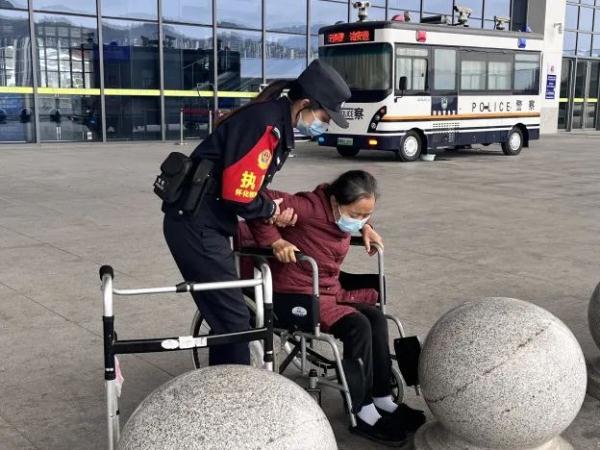 “你俩真的不是亲姐妹吗?” “你俩真的不是亲姐妹吗?”