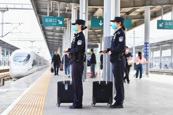 “你俩真的不是亲姐妹吗?” “你俩真的不是亲姐妹吗?”