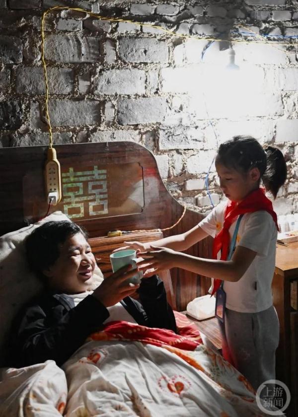 她和家人用爱“唤醒”瘫痪父亲