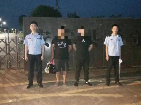 车内搜出刀和枪！两男子被拘